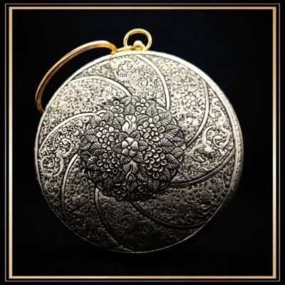 کیف قلمزنی دایره ای بزرگ مدل مهرورزان یک کیف گرد خاص مناسب هدیه روز مادر و ولنتاین