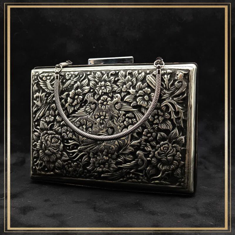 کیف قلمزنی شده در فرم کتابی مدل گل صدبرگ یک کیف اسپرت و دستی زنانه بسیار زیبا و یک کیف مجلسی