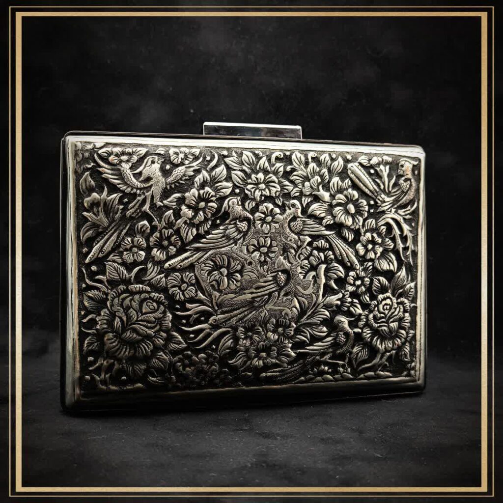 کیف قلمزنی شده در فرم کتابی مدل گل صدبرگ یک کیف اسپرت و دستی زنانه بسیار زیبا و یک کیف مجلسی