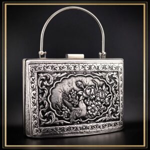 کیف کلاسیک قلمزنی مدل هیرکانی یک کیف دستی زنانه و مجلسی و خاص است یک کیف سنتی و یک اثر هنری و صنایع دستی