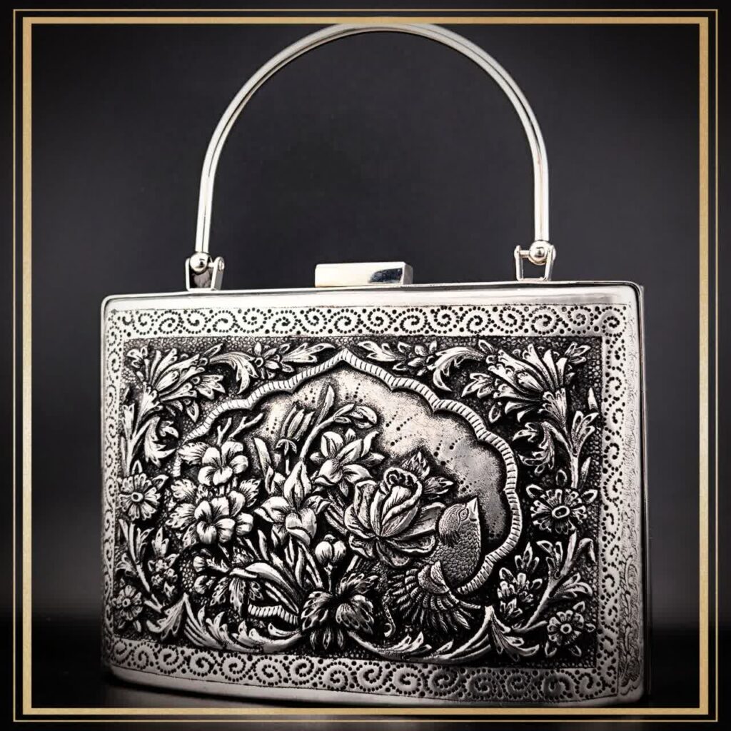 کیف کلاسیک قلمزنی مدل هیرکانی یک کیف دستی زنانه و مجلسی و خاص است یک کیف سنتی و یک اثر هنری و صنایع دستی