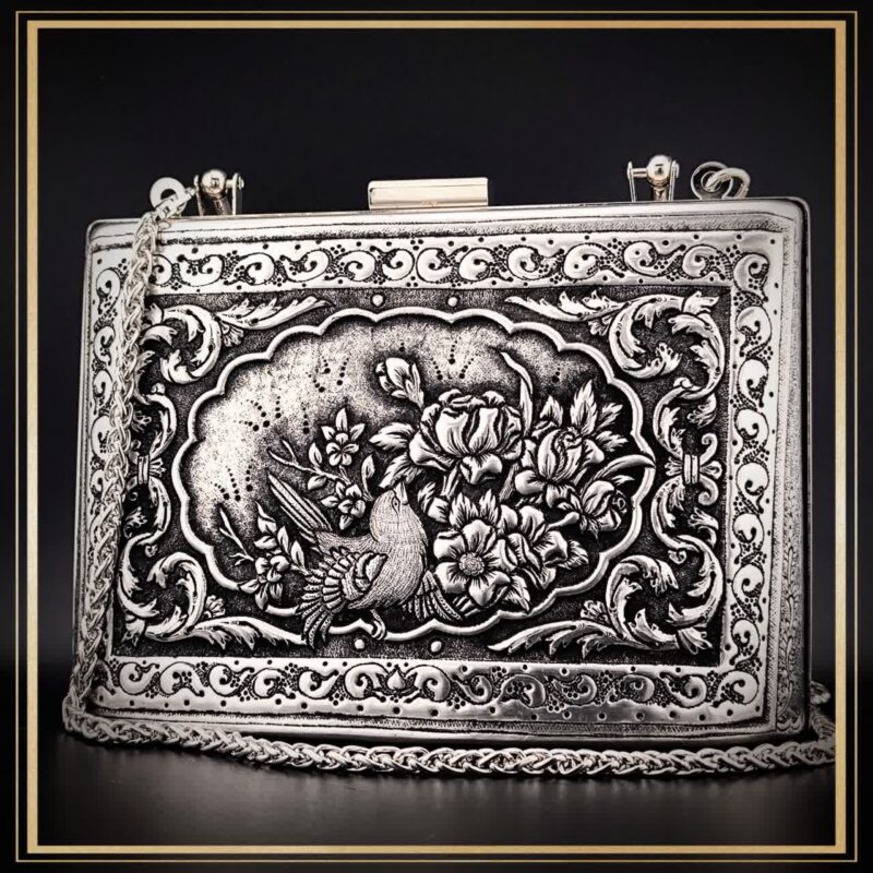کیف کلاسیک قلمزنی مدل هیرکانی یک کیف دستی زنانه و مجلسی و خاص است یک کیف سنتی و یک اثر هنری و صنایع دستی