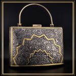 کیف کلاسیک قلمزنی مدل زاگرس یک کیف دستی زنانه و مجلسی و خاص است یک کیف سنتی و یک اثر هنری و صنایع دستی