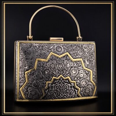 کیف کلاسیک قلمزنی مدل زاگرس یک کیف دستی زنانه و مجلسی و خاص است یک کیف سنتی و یک اثر هنری و صنایع دستی