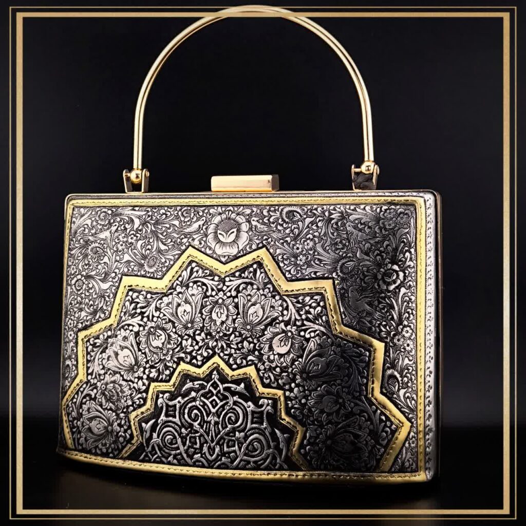 کیف کلاسیک قلمزنی مدل زاگرس یک کیف دستی زنانه و مجلسی و خاص است یک کیف سنتی و یک اثر هنری و صنایع دستی