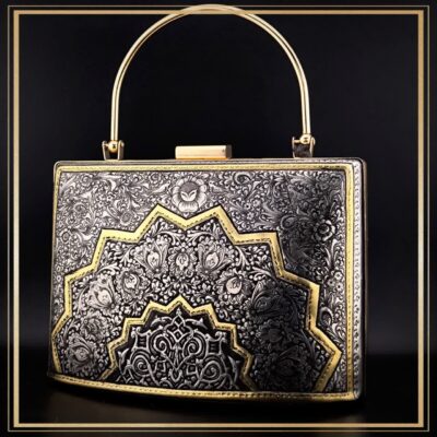 کیف کلاسیک قلمزنی مدل زاگرس یک کیف دستی زنانه و مجلسی و خاص است یک کیف سنتی و یک اثر هنری و صنایع دستی