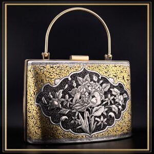 کیف کلاسیک فاخر قلمزنی شده در فرم کتابی مدل سروستان یک اثر هنری و خاص و یک کیف کاربردی و مناسب هدیه و کادو