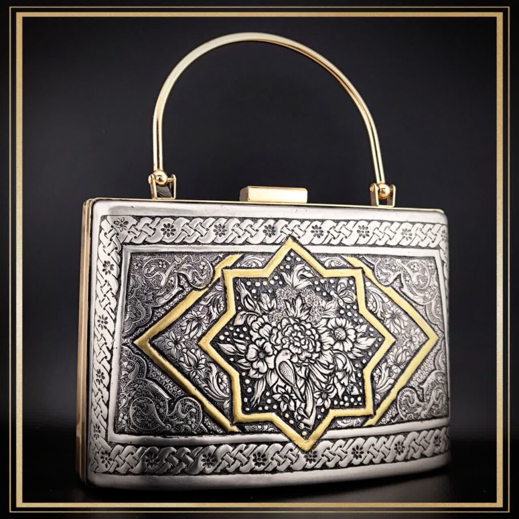 کیف کلاسیک قلمزنی مدل دلگشا یک کیف دستی زنانه و مجلسی و خاص است یک کیف سنتی و یک اثر هنری و صنایع دستی