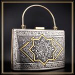 کیف کلاسیک قلمزنی مدل دلگشا یک کیف دستی زنانه و مجلسی و خاص است یک کیف سنتی و یک اثر هنری و صنایع دستی