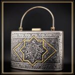 کیف کلاسیک قلمزنی مدل دلگشا یک کیف دستی زنانه و مجلسی و خاص است یک کیف سنتی و یک اثر هنری و صنایع دستی
