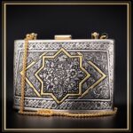 کیف کلاسیک قلمزنی مدل دلگشا یک کیف دستی زنانه و مجلسی و خاص است یک کیف سنتی و یک اثر هنری و صنایع دستی
