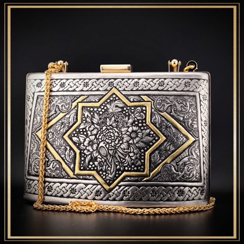 کیف کلاسیک قلمزنی مدل دلگشا یک کیف دستی زنانه و مجلسی و خاص است یک کیف سنتی و یک اثر هنری و صنایع دستی