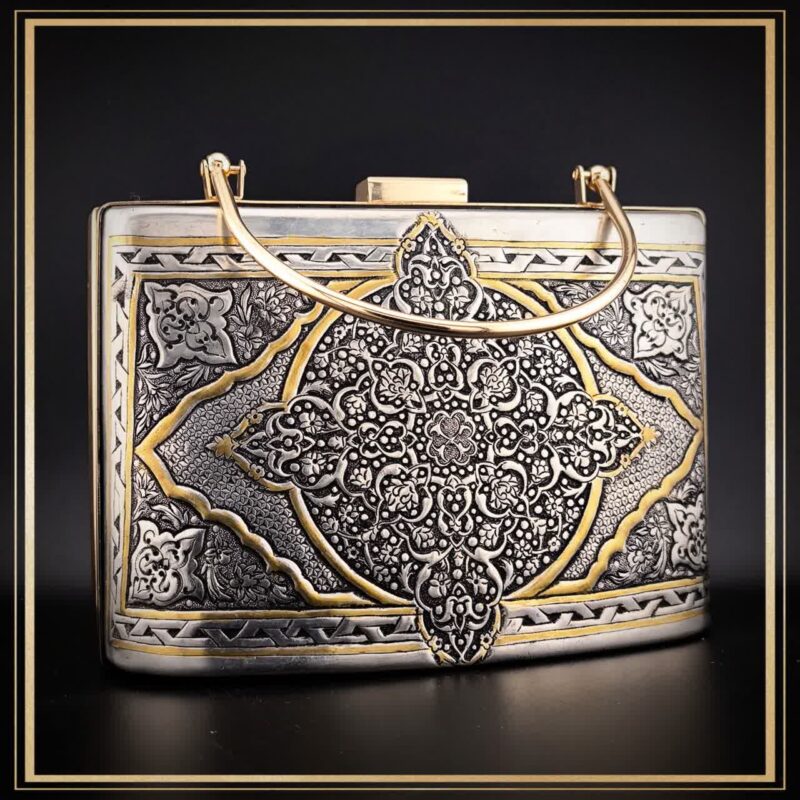 کیف کلاسیک قلمزنی مدل چرخاب یک کیف دستی زنانه و مجلسی و خاص است یک کیف سنتی و یک اثر هنری و صنایع دستی
