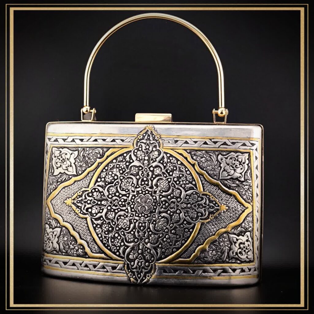 کیف کلاسیک قلمزنی مدل چرخاب یک کیف دستی زنانه و مجلسی و خاص است یک کیف سنتی و یک اثر هنری و صنایع دستی