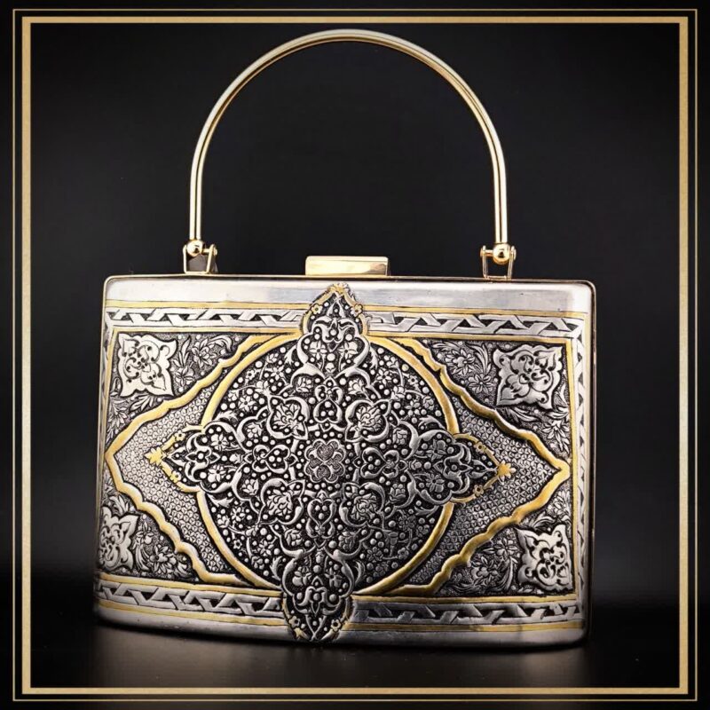 کیف کلاسیک قلمزنی مدل چرخاب یک کیف دستی زنانه و مجلسی و خاص است یک کیف سنتی و یک اثر هنری و صنایع دستی