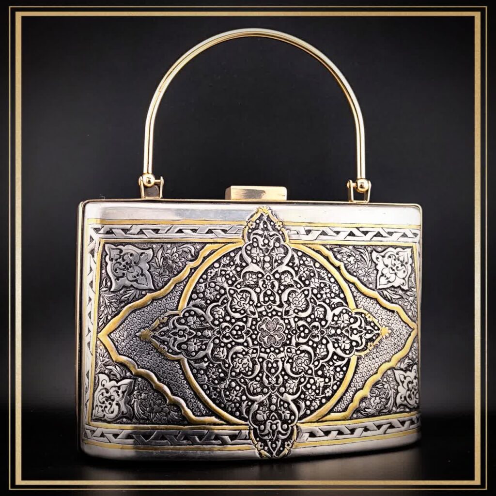 کیف کلاسیک قلمزنی مدل چرخاب یک کیف دستی زنانه و مجلسی و خاص است یک کیف سنتی و یک اثر هنری و صنایع دستی