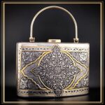 کیف کلاسیک قلمزنی مدل چرخاب یک کیف دستی زنانه و مجلسی و خاص است یک کیف سنتی و یک اثر هنری و صنایع دستی