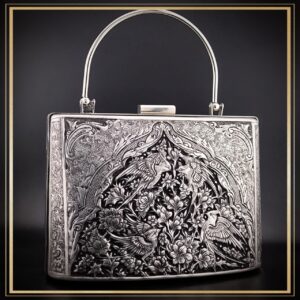 کیف کلاسیک قلمزنی مدل مهستان یک کیف دستی زنانه و مجلسی و خاص است یک کیف سنتی و یک اثر هنری و صنایع دستی