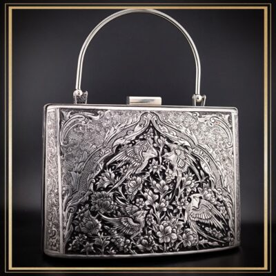 کیف کلاسیک قلمزنی مدل مهستان یک کیف دستی زنانه و مجلسی و خاص است یک کیف سنتی و یک اثر هنری و صنایع دستی