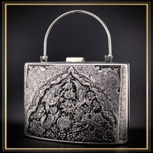 کیف کلاسیک قلمزنی مدل مهستان یک کیف دستی زنانه و مجلسی و خاص است یک کیف سنتی و یک اثر هنری و صنایع دستی