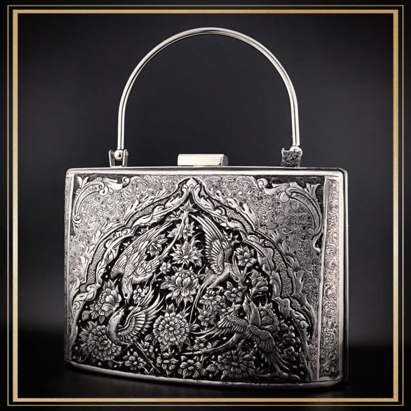 کیف کلاسیک قلمزنی مدل مهستان یک کیف دستی زنانه و مجلسی و خاص است یک کیف سنتی و یک اثر هنری و صنایع دستی