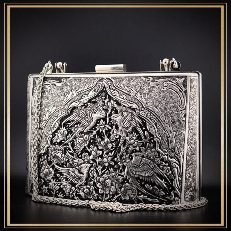کیف کلاسیک قلمزنی مدل مهستان یک کیف دستی زنانه و مجلسی و خاص است یک کیف سنتی و یک اثر هنری و صنایع دستی