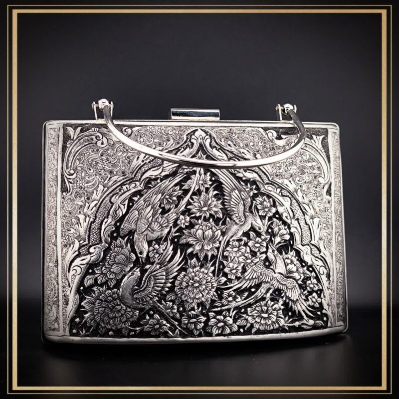 کیف کلاسیک قلمزنی مدل مهستان یک کیف دستی زنانه و مجلسی و خاص است یک کیف سنتی و یک اثر هنری و صنایع دستی