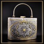 کیف کلاسیک قلمزنی مدل خاتون یک کیف دستی زنانه و مجلسی و خاص است یک کیف سنتی و یک اثر هنری و صنایع دستی