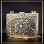 کیف کلاسیک قلمزنی مدل خاتون یک کیف دستی زنانه و مجلسی و خاص است یک کیف سنتی و یک اثر هنری و صنایع دستی