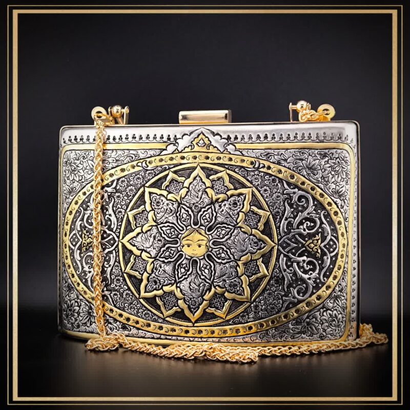 کیف کلاسیک قلمزنی مدل خاتون یک کیف دستی زنانه و مجلسی و خاص است یک کیف سنتی و یک اثر هنری و صنایع دستی