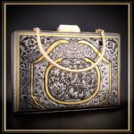 کیف دستی و مجلسی قلمزنی شده در فرم کتابی مدل بهشت یک کیف سنتی و مناسب هدیه دادن است