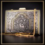 کیف دستی و مجلسی قلمزنی شده در فرم کتابی مدل بهشت یک کیف سنتی و مناسب هدیه دادن است