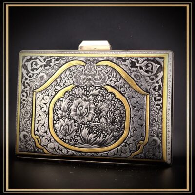 کیف دستی و مجلسی قلمزنی شده در فرم کتابی مدل بهشت یک کیف سنتی و مناسب هدیه دادن است