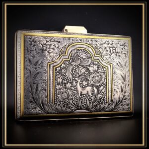 کیف دستی و مجلسی قلمزنی شده در فرم کتابی مدل بهشت یک کیف سنتی و مناسب هدیه دادن است