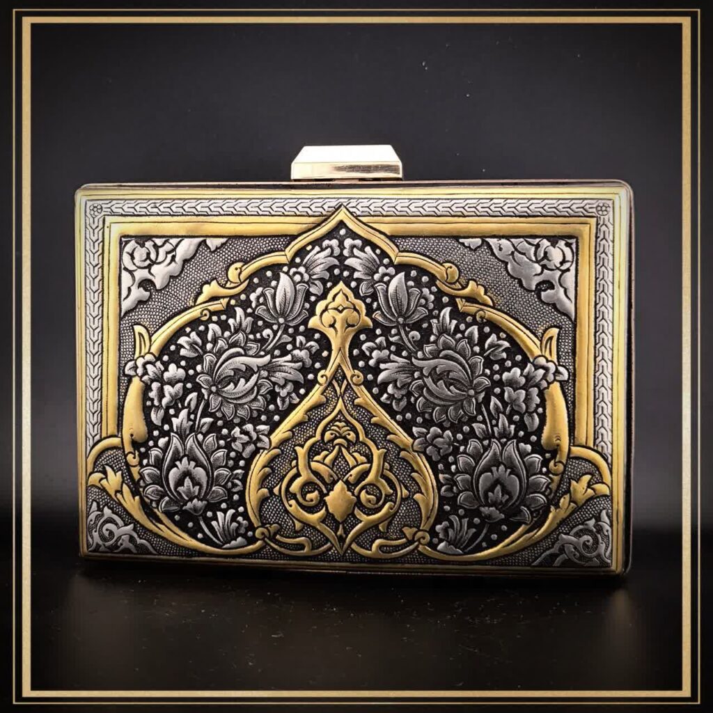 کیف دستی زنانه قلمزنی شده در فرم کتابی مدل دلفان ، یک کیف خاص و مجلسی زیبا و چشم نواز