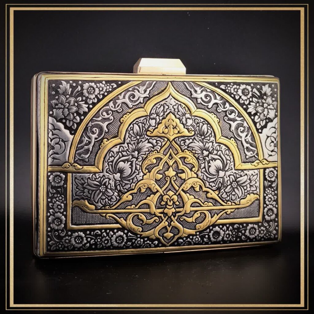 کیف دستی زنانه قلمزنی شده در فرم کتابی مدل دلفان ، یک کیف خاص و مجلسی زیبا و چشم نواز