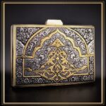 کیف دستی زنانه قلمزنی شده در فرم کتابی مدل دلفان ، یک کیف خاص و مجلسی زیبا و چشم نواز