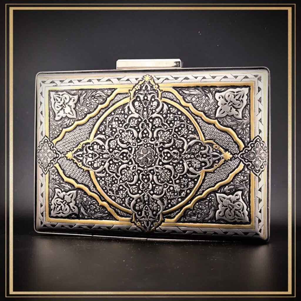 کیف دستی قلمزنی شده در فرم کتابی مدل چرخاب