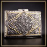 کیف دستی قلمزنی شده در فرم کتابی مدل چرخاب