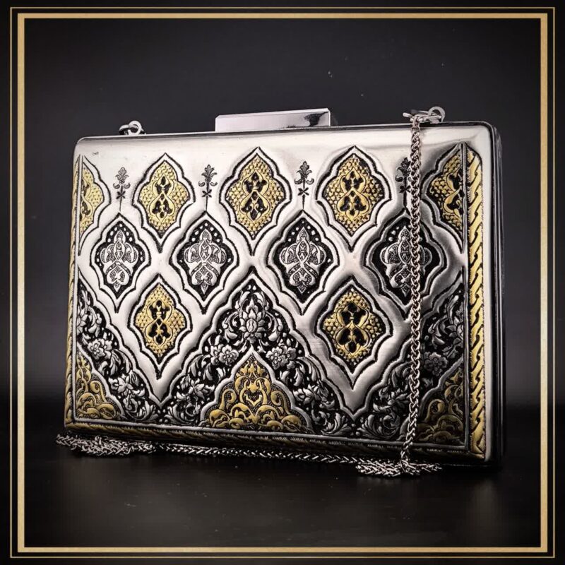 کیف کتابی قلمزنی شده مدل هگمتانه یک کیف دستی و مجلسی زیبای زنانه است مناسب استایل های ساده و شیک