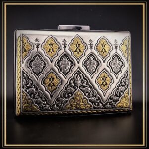 کیف کتابی قلمزنی شده مدل هگمتانه یک کیف دستی و مجلسی زیبای زنانه است مناسب استایل های ساده و شیک