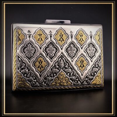 کیف کتابی قلمزنی شده مدل هگمتانه یک کیف دستی و مجلسی زیبای زنانه است مناسب استایل های ساده و شیک