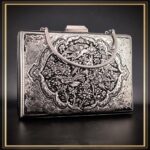 کیف مجلسی زنانه قلمزنی شده در فرم کتابی مدل مهستان با طرحی زیبا از نقوش گل و مرغ