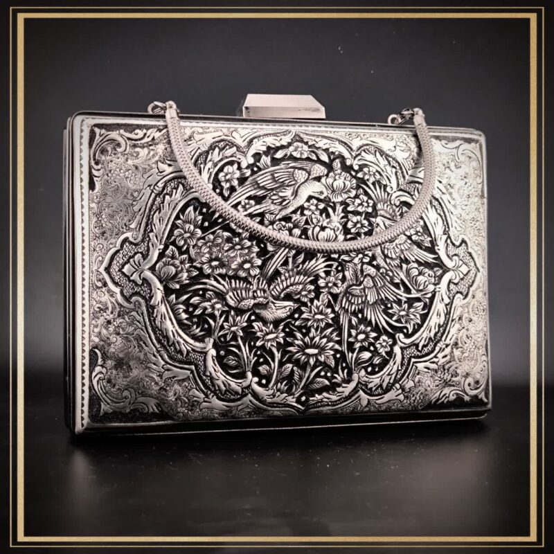 کیف مجلسی زنانه قلمزنی شده در فرم کتابی مدل مهستان با طرحی زیبا از نقوش گل و مرغ