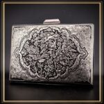 کیف مجلسی زنانه قلمزنی شده در فرم کتابی مدل مهستان با طرحی زیبا از نقوش گل و مرغ