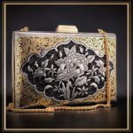 کیف کتابی فاخر قلمزنی شده در فرم کتابی مدل زریباف یک اثر هنری و خاص و یک کیف کاربردی و مناسب هدیه و کادو