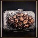 کیف زنانه قلمزنی شده در سبک ریزه قلم و قلمزنی برجسته مدل رامسر ، یک کیف دستی کلاچ مناسب هدیه و کادو روز مادر و تولد است و یک اثر خاص صنایع دستی ایرانی