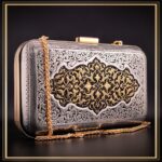 کیف زنانه قلمزنی شده مدل صاحب قلم کیفی خاص و مجلسی مناسب استایل های باکلاس است یک کیف دستی و سنتی مناسب هدیه و کادو تولد و روز مادر
