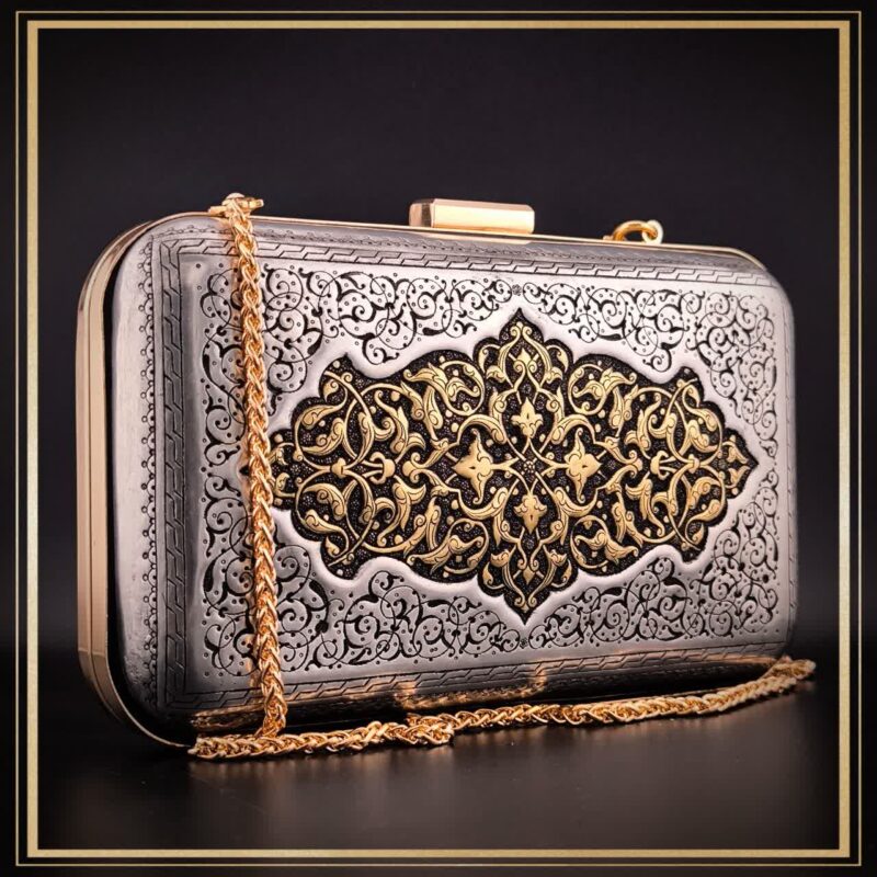 کیف زنانه قلمزنی شده مدل صاحب قلم کیفی خاص و مجلسی مناسب استایل های باکلاس است یک کیف دستی و سنتی مناسب هدیه و کادو تولد و روز مادر