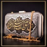 کیف زنانه قلمزنی شده مدل صاحب قلم کیفی خاص و مجلسی مناسب استایل های باکلاس است یک کیف دستی و سنتی مناسب هدیه و کادو تولد و روز مادر